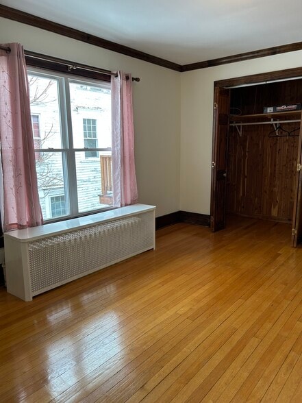 Living Room - 414 Kenwood Ave