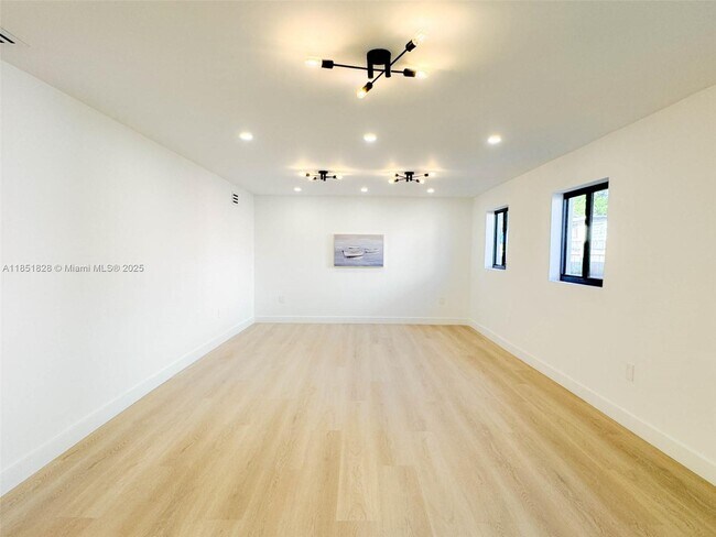 Building Photo - 1040 NE 143rd St