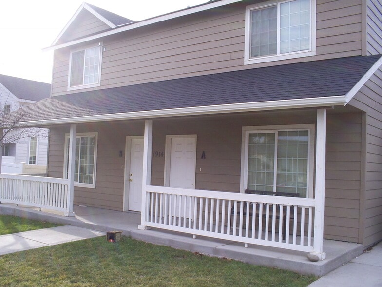 Building Photo - 1457 artesia st