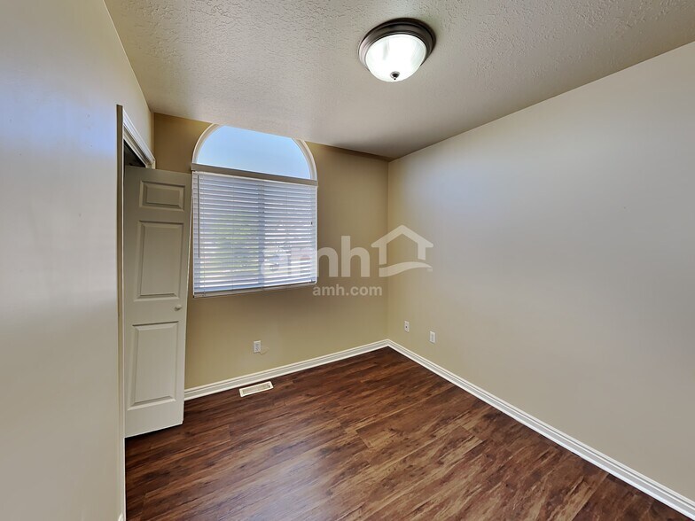 Building Photo - 543 Canyon View Dr