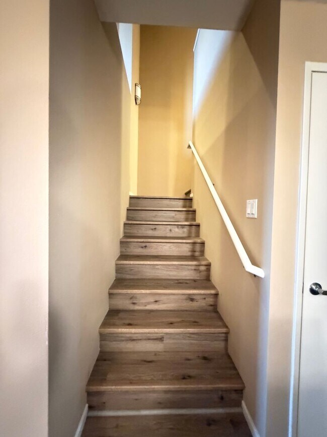 Building Photo - Unbeatable Downtown Escondido Townhome