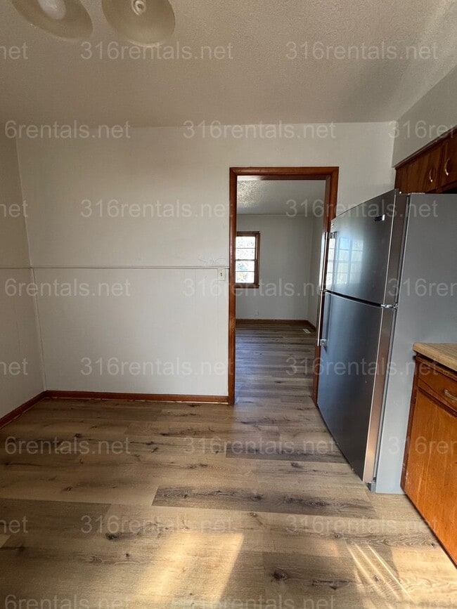 Building Photo - 2 bed 1 bath house available!