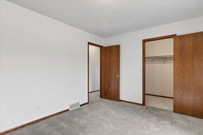 Building Photo - 4BR/4BA Updated Home with Finished Basement Suite & Landscaped Yard