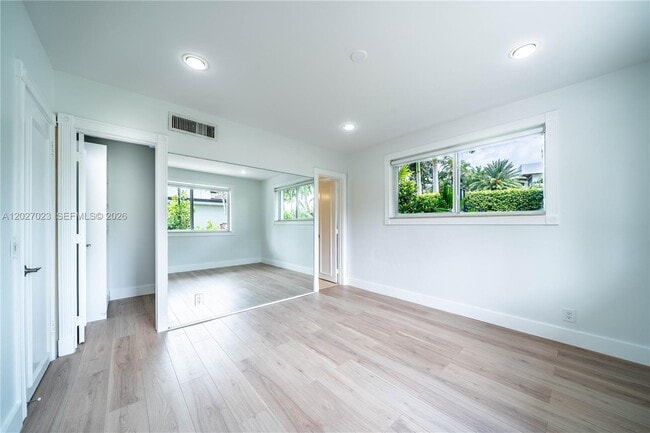 Building Photo - 9835 W Broadview Dr