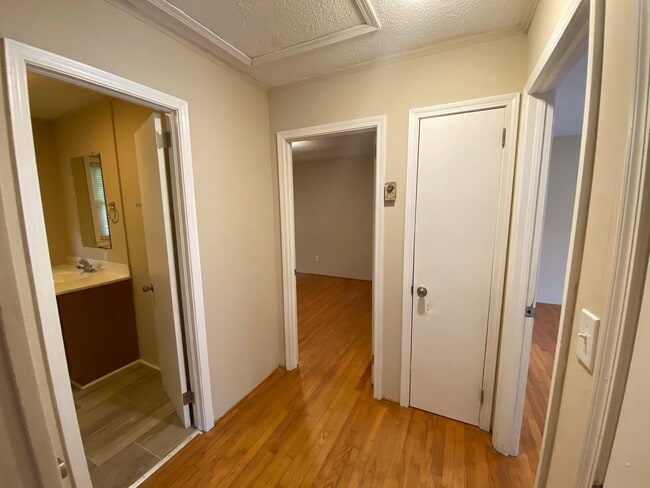 Building Photo - 106 Cantrell Dr