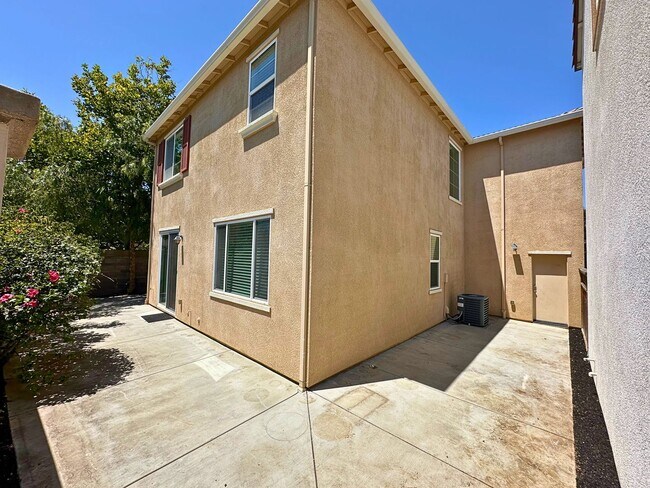 Building Photo - Stunning 4 Bedroom, 3 Bath Questa Home