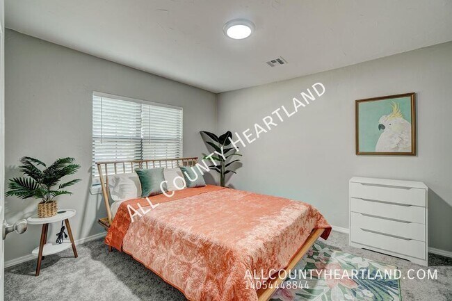 Building Photo - 625 Iowa St