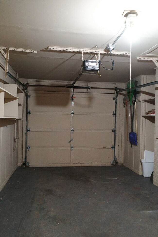 Building Photo - Charming 3-Bedroom Home in a Prime Locatio...