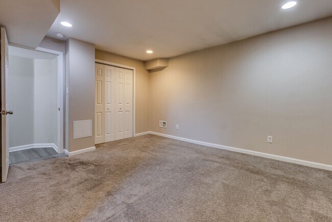 Building Photo - 200 St Thomas St