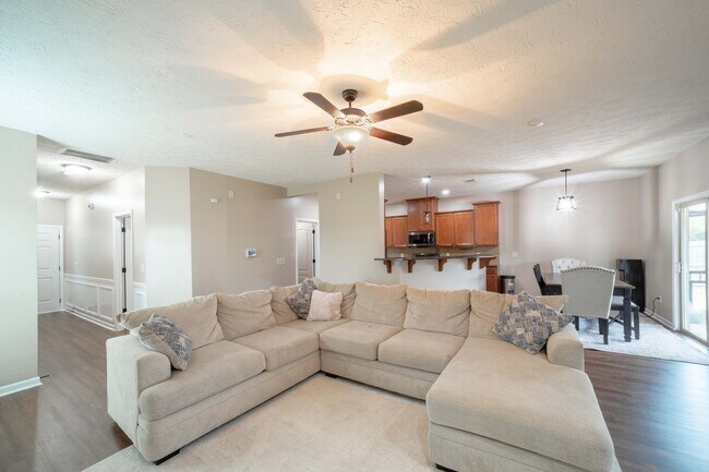 Building Photo - 2 Brentview Dr