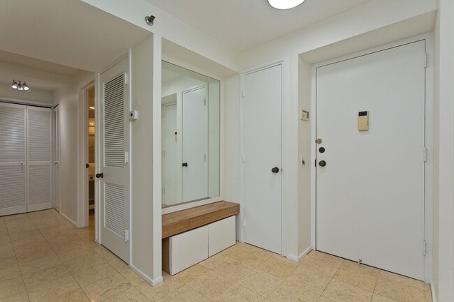 Building Photo - Available NOW ! 2/2/2 in town! Beautiful a...