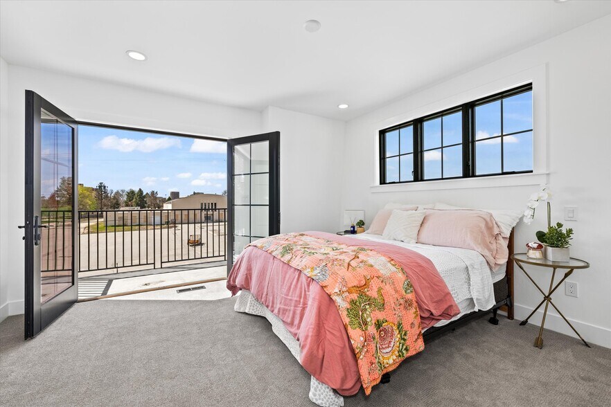 Building Photo - 614 N Avenue H Ave