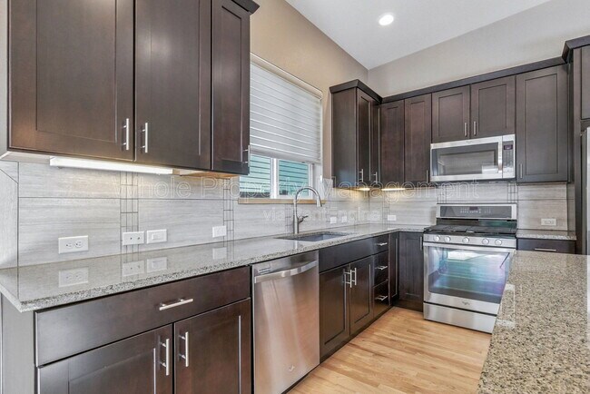 Building Photo - 1821 Blue Star Ln