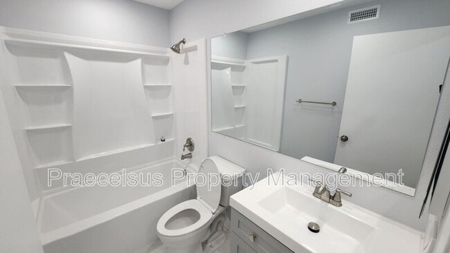 Building Photo - 2047 Lakeridge Cir