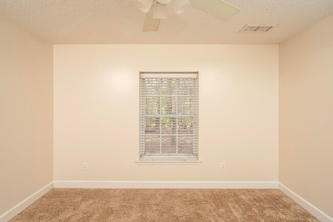 Building Photo - 4040 Red Pine Ln