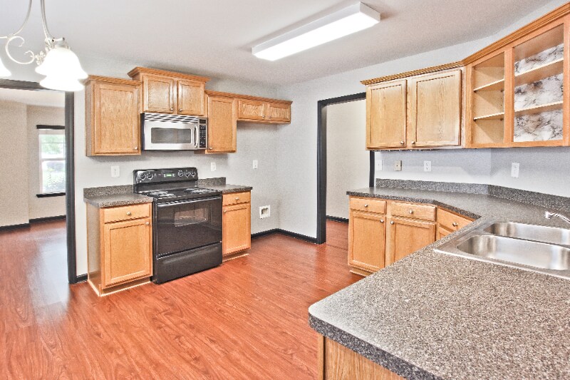 Building Photo - 462 Walnut Woods Dr