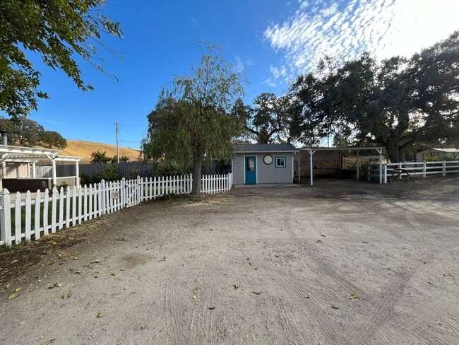 Building Photo - Country Property - ALL UTILITIES INCLUDED