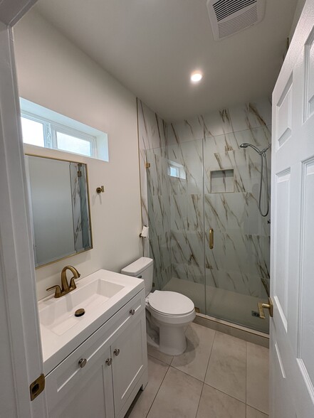 Bathroom 2 - 15857 Stare St