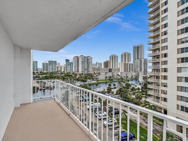 Building Photo - 500 Bayview Dr