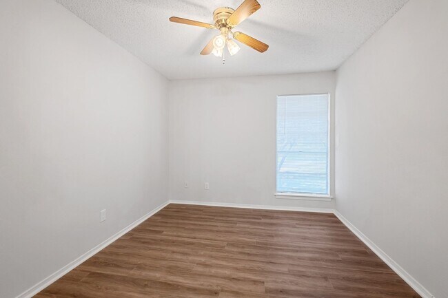 Building Photo - Spacious 3BR Far West Duplex with Loft & Private Deck