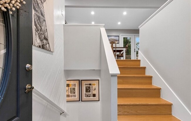 Building Photo - 4 Bed and 2 Bath Beautiful Bellevue Single...