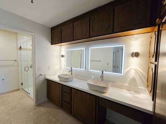 Building Photo - Top Floor Condo Unit