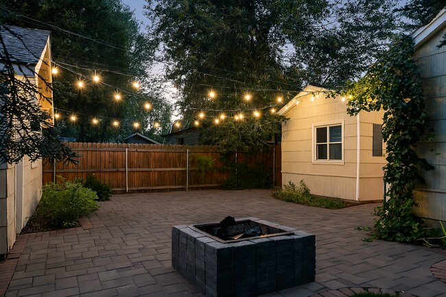 Building Photo - Charming Downtown Home!