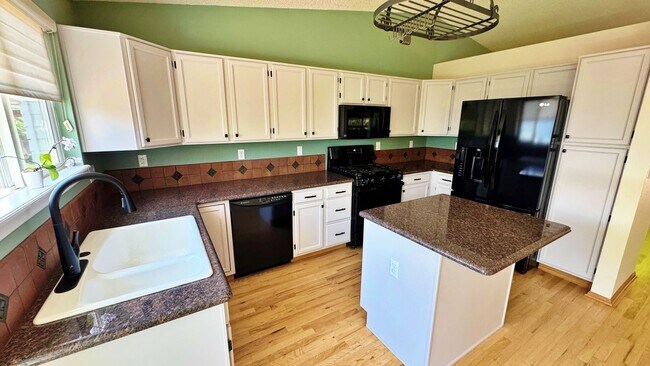 Building Photo - Welcome To This Fantastic 3 Bed 4 Bath Hom...