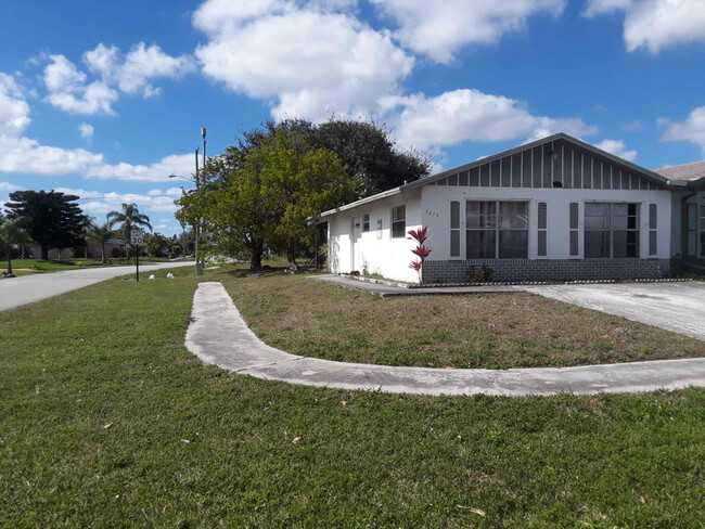 Primary Photo - 5879 Bahama Ct