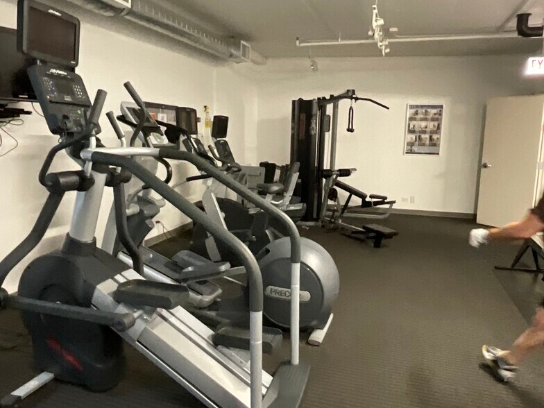 Building Photo - 212 E Cullerton St