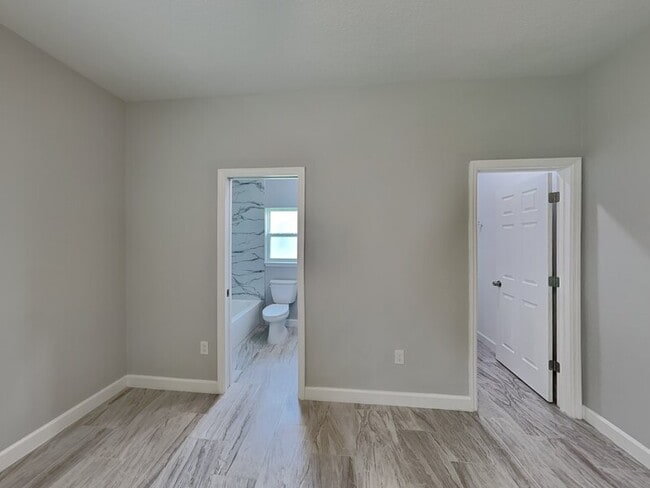 Building Photo - 1004 Dampierre Ct