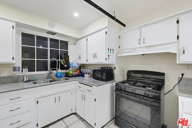 Building Photo - 522 W Vernon Ave