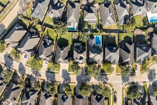 Building Photo - 28210 Chalet Park Dr