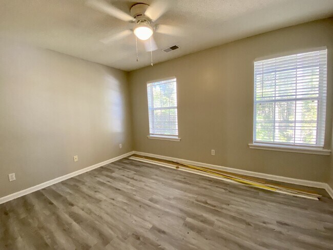 Building Photo - Three Bedroom, Townhome in The Farm!