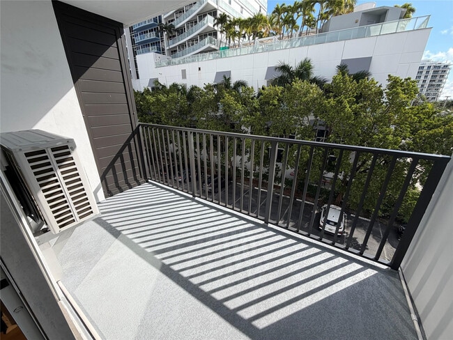 Building Photo - 3000 Riomar St