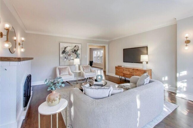 Building Photo - 1628 W Columbia Ave