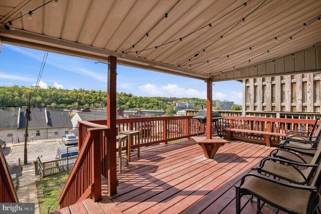 Building Photo - 343 Spring Mill Ave