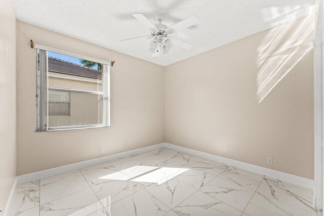 Building Photo - 5872 NW 73rd Ct