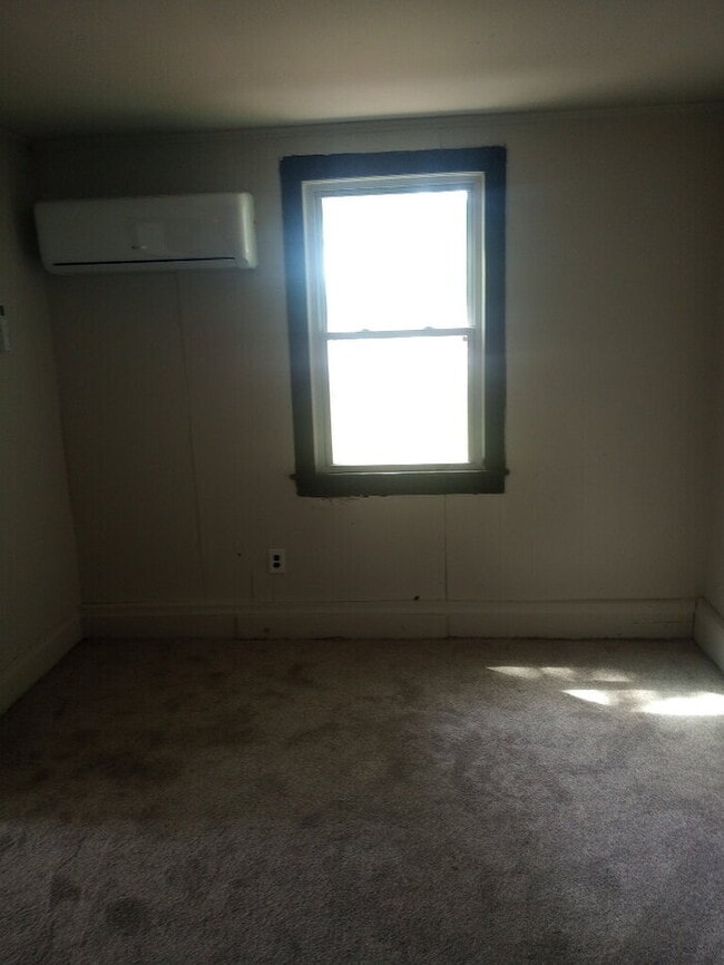 Building Photo - 1 bedroom 1 bathroom duplex in Clinton