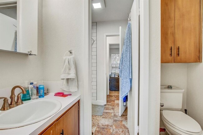Building Photo - 3317 S Oak Dr