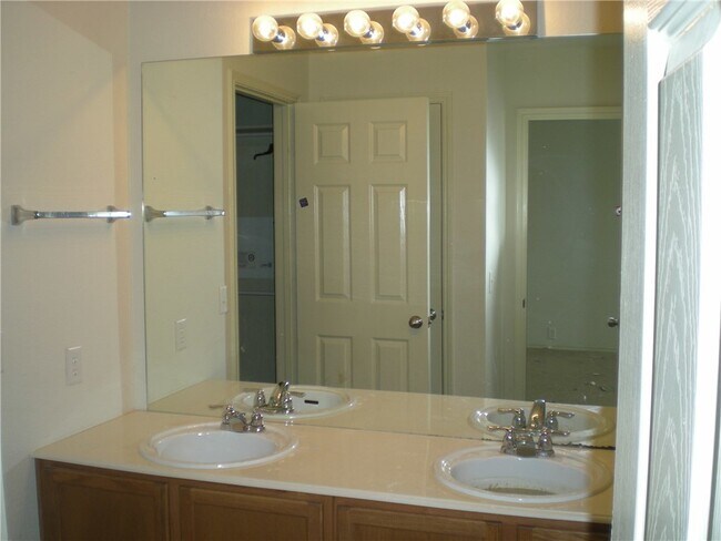 Building Photo - Don't miss the opportunity to lease this gorgeous Townhome in the heart of McKinney!