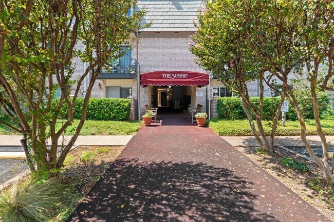 Building Photo - 2425 Ashdale Dr