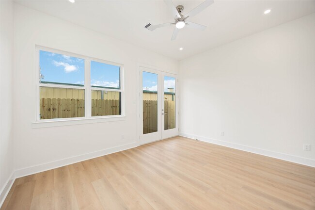 Building Photo - 422 E 41st St