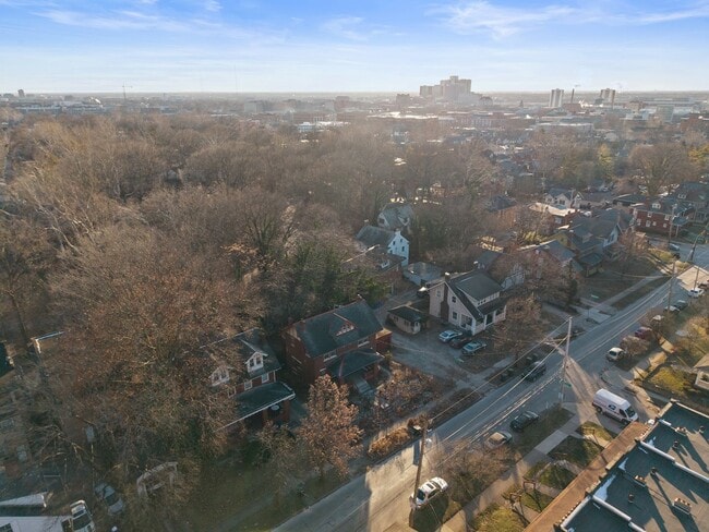 Building Photo - 6+BR House on E. Lane – Central Campus – Newly Renovated + Free Parking – Flexible Move-In