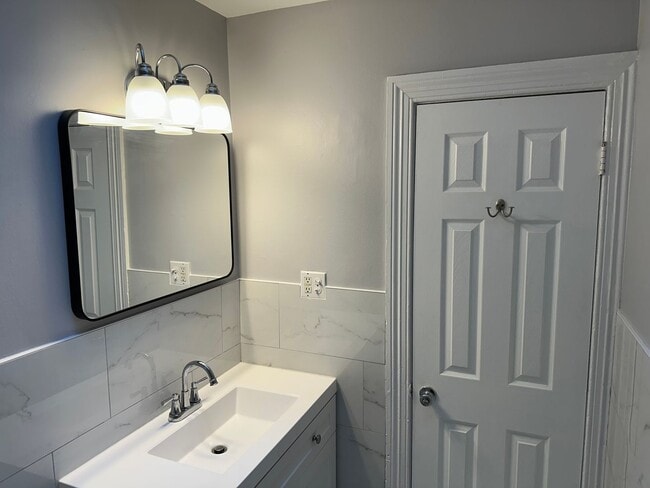 Building Photo - 2 Bedroom 1.5 Bath Condo in Shaw Neighborhood, Backyard, Recently Renovated, Fabulous Modern Feat...
