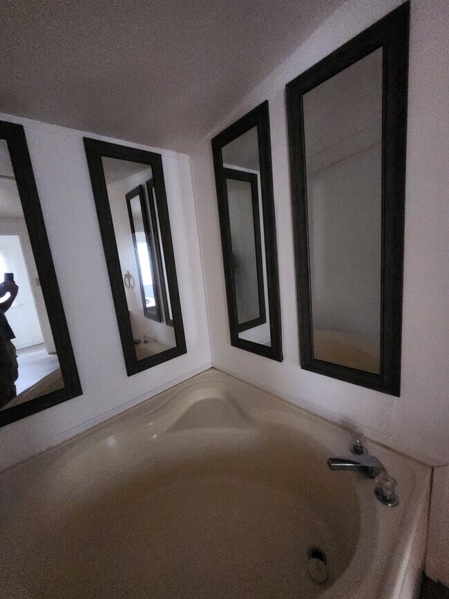 Building Photo - 2519 Openview Dr