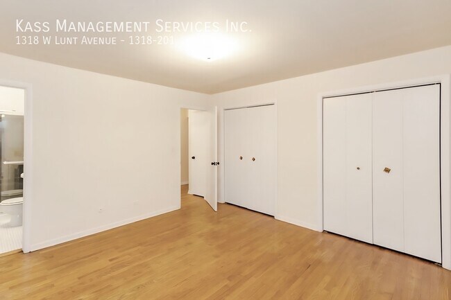 Building Photo - 1318 W Lunt Ave