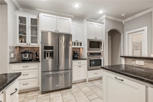 Building Photo - 1221 Stoneybrook Ln