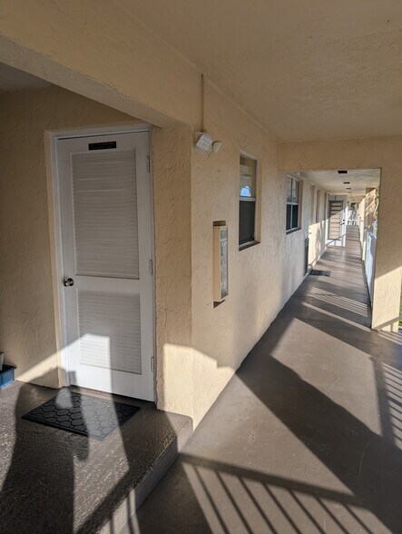 Building Photo - 9911 Sandalfoot Blvd