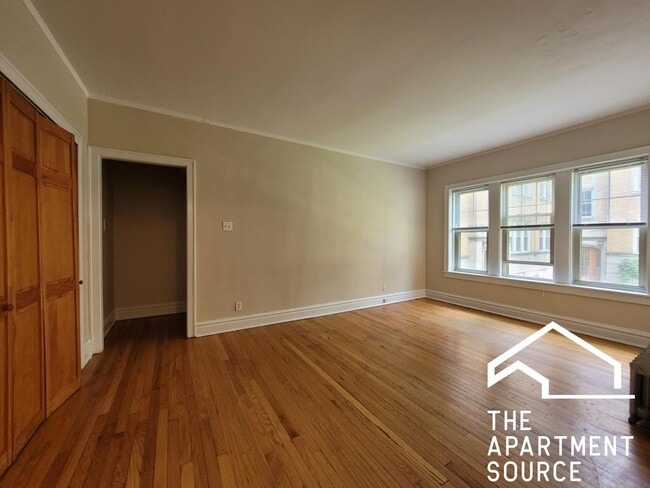 Building Photo - 916 Reba Pl